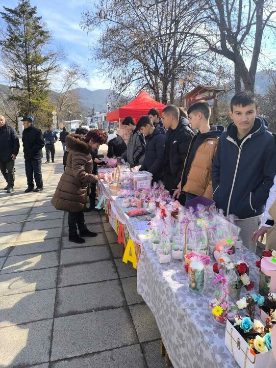 Ученици от СУ "Христо Ботев" събраха 5435 лв. за деца със синдром на Даун