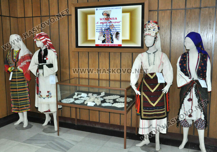 Подредиха изложба от носии, вдъхновена от пролетта и женствеността