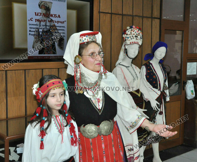 Подредиха изложба от носии, вдъхновена от пролетта и женствеността