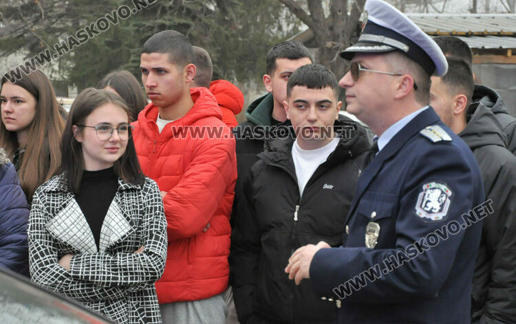 Единадесетокласници от ФСГ Атанас Буров“ проследиха „Пътя на глобата“ 