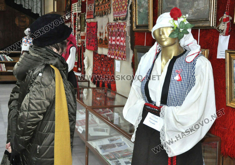 Подредиха изложба от носии, вдъхновена от пролетта и женствеността