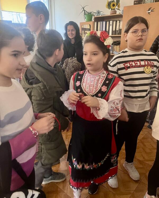 Деца от СУ „Васил Левски“ изненадаха хора със сетивни нарушения от Хасково на Баба Марта