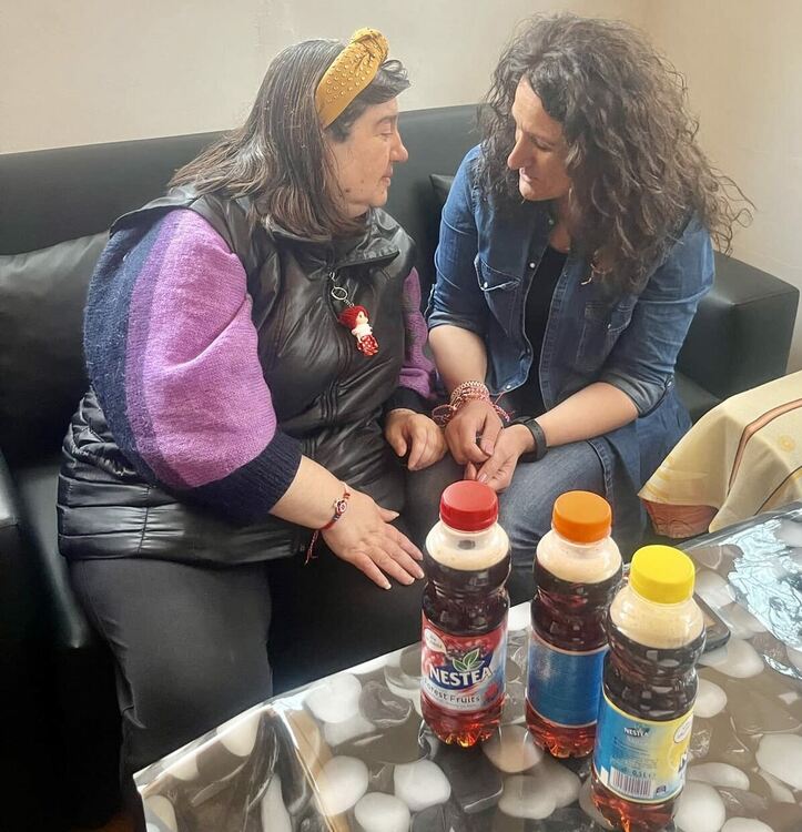 Деца от СУ „Васил Левски“ изненадаха хора със сетивни нарушения от Хасково на Баба Марта