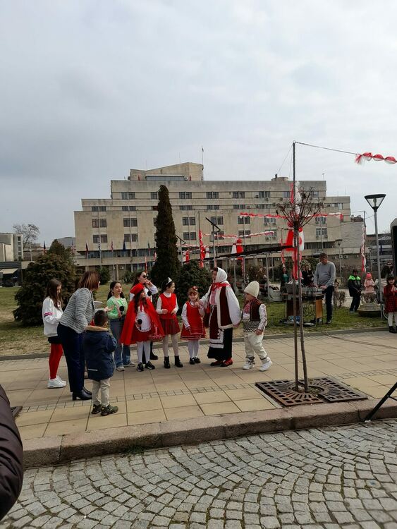 Пъстър и весел празник за Баба Марта в Кърджали