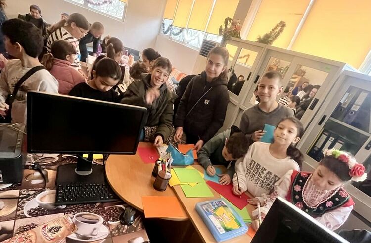 Деца от СУ „Васил Левски“ изненадаха хора със сетивни нарушения от Хасково на Баба Марта