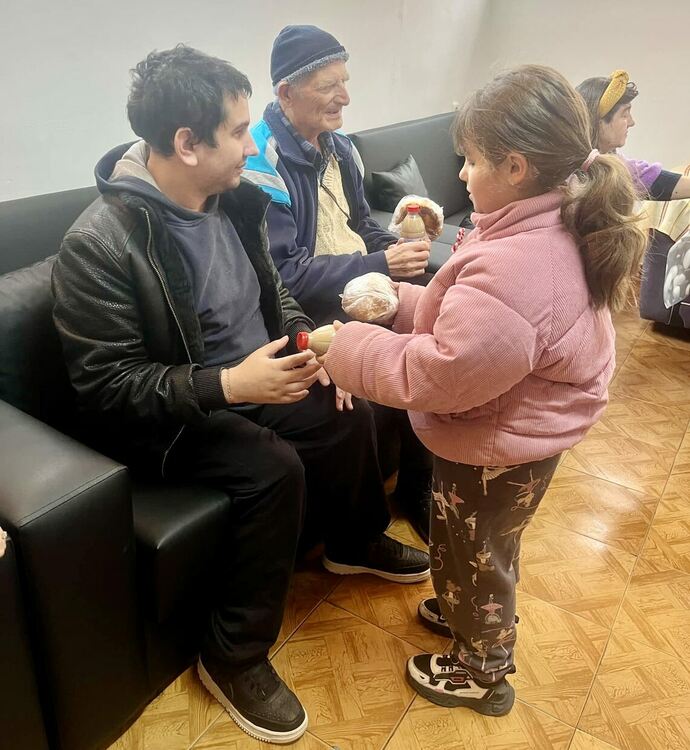 Деца от СУ „Васил Левски“ изненадаха хора със сетивни нарушения от Хасково на Баба Марта