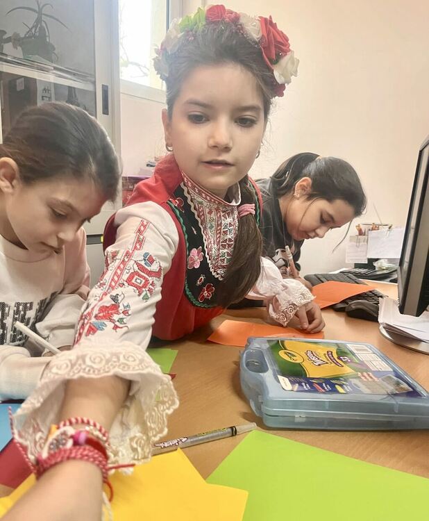 Деца от СУ „Васил Левски“ изненадаха хора със сетивни нарушения от Хасково на Баба Марта