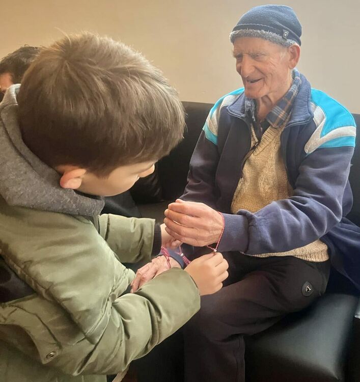 Деца от СУ „Васил Левски“ изненадаха хора със сетивни нарушения от Хасково на Баба Марта