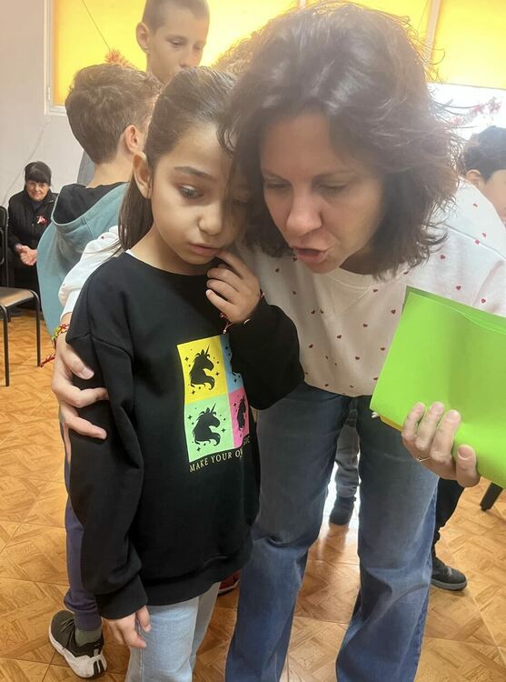 Деца от СУ „Васил Левски“ изненадаха хора със сетивни нарушения от Хасково на Баба Марта