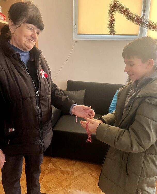 Деца от СУ „Васил Левски“ изненадаха хора със сетивни нарушения от Хасково на Баба Марта