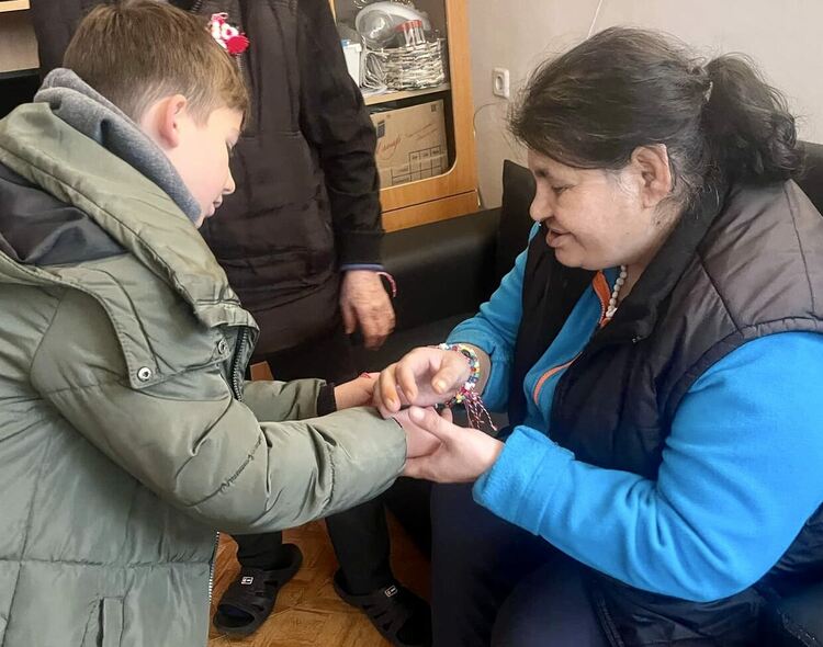 Деца от СУ „Васил Левски“ изненадаха хора със сетивни нарушения от Хасково на Баба Марта