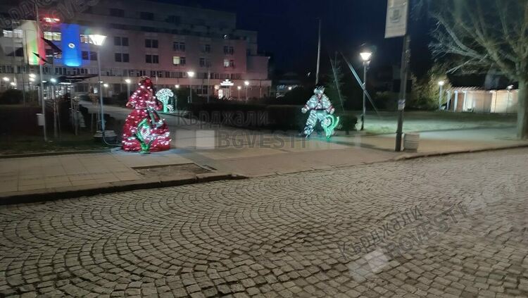 Кърджали посрещна в полунощ Баба Марта със светеща украса