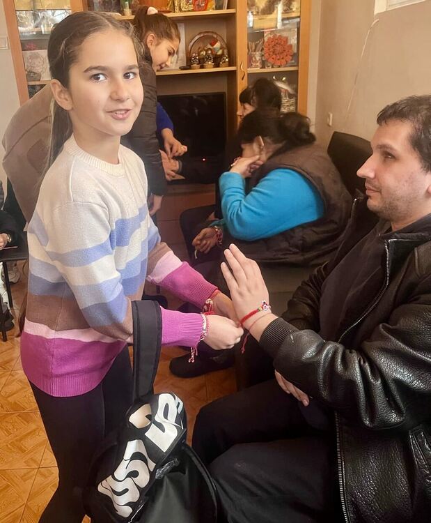 Деца от СУ „Васил Левски“ изненадаха хора със сетивни нарушения от Хасково на Баба Марта