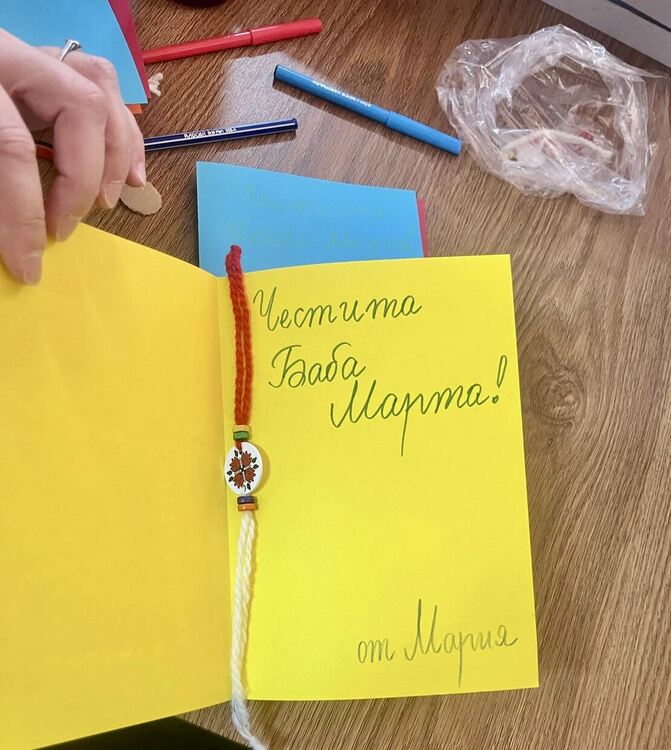 Деца от СУ „Васил Левски“ изненадаха хора със сетивни нарушения от Хасково на Баба Марта