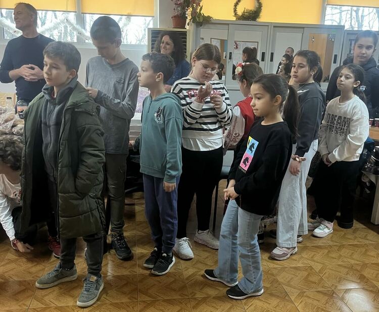 Деца от СУ „Васил Левски“ изненадаха хора със сетивни нарушения от Хасково на Баба Марта