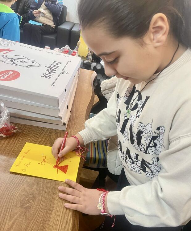 Деца от СУ „Васил Левски“ изненадаха хора със сетивни нарушения от Хасково на Баба Марта