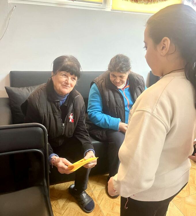 Деца от СУ „Васил Левски“ изненадаха хора със сетивни нарушения от Хасково на Баба Марта