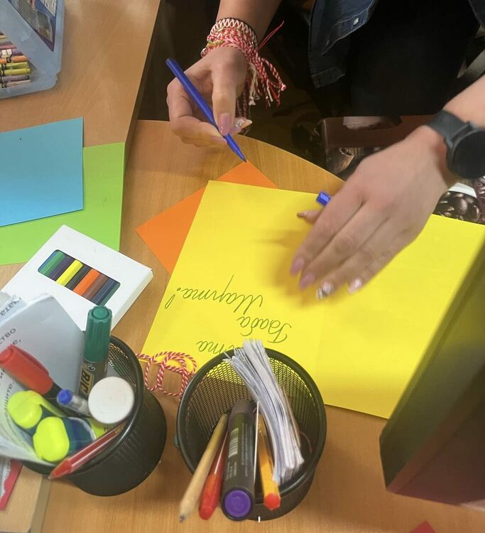 Деца от СУ „Васил Левски“ изненадаха хора със сетивни нарушения от Хасково на Баба Марта