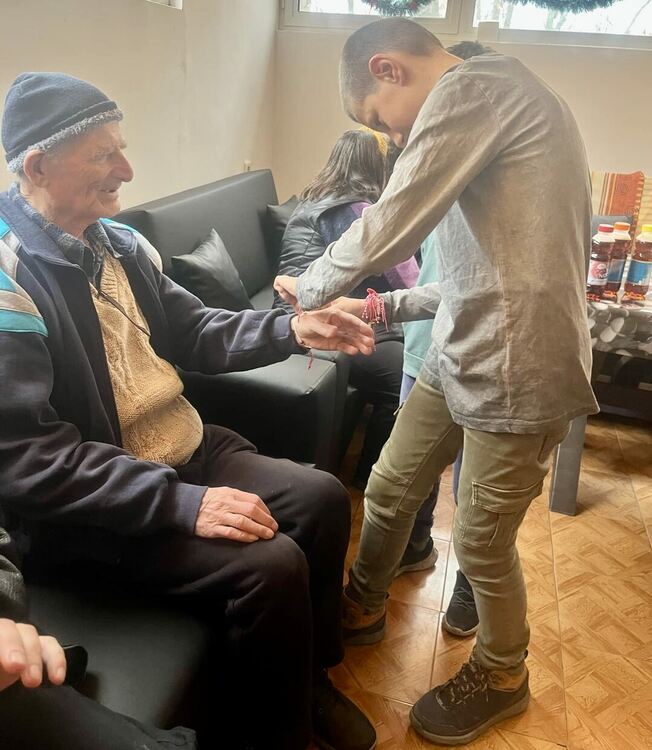 Деца от СУ „Васил Левски“ изненадаха хора със сетивни нарушения от Хасково на Баба Марта