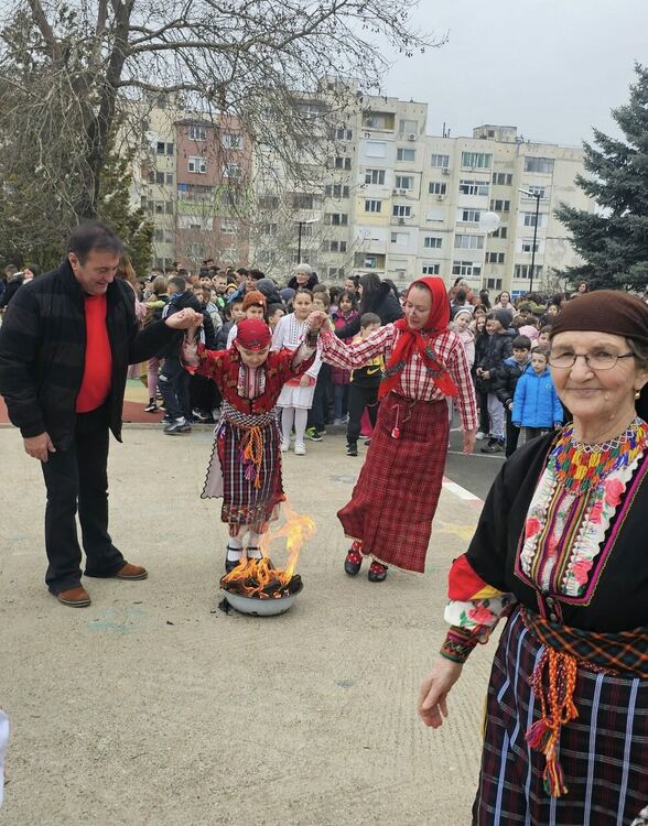 Баба Марта посети "Славейков" и награди най-добрите майстори на мартеници