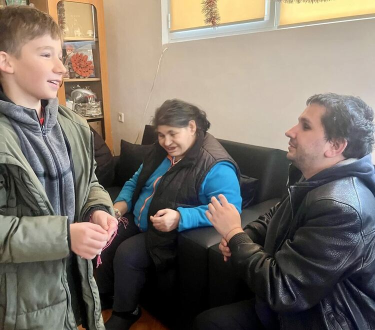 Деца от СУ „Васил Левски“ изненадаха хора със сетивни нарушения от Хасково на Баба Марта