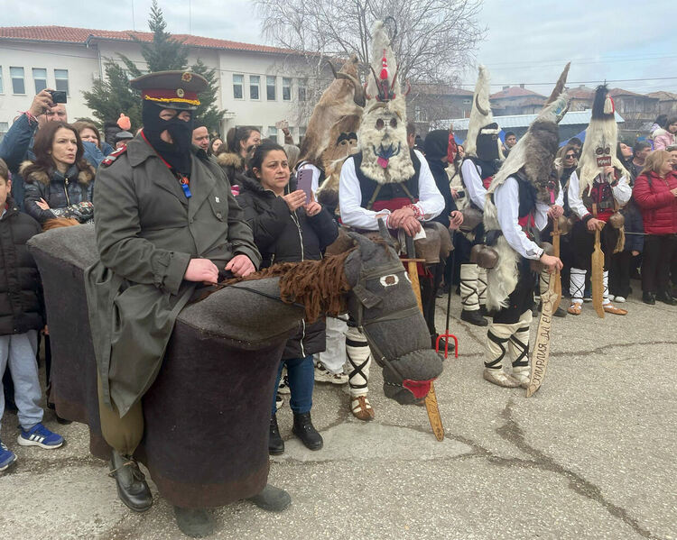 Изиграха уникалното ляво хоро за Кукеровден в Ивайловград