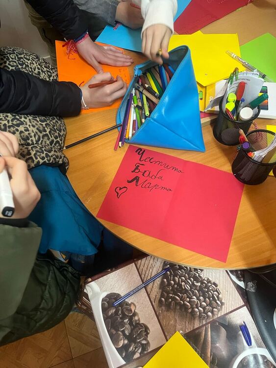 Деца от СУ „Васил Левски“ изненадаха хора със сетивни нарушения от Хасково на Баба Марта