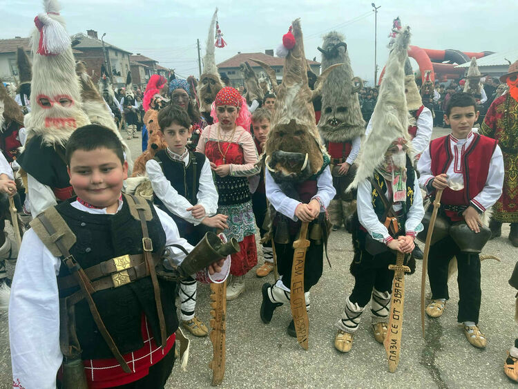 Изиграха уникалното ляво хоро за Кукеровден в Ивайловград