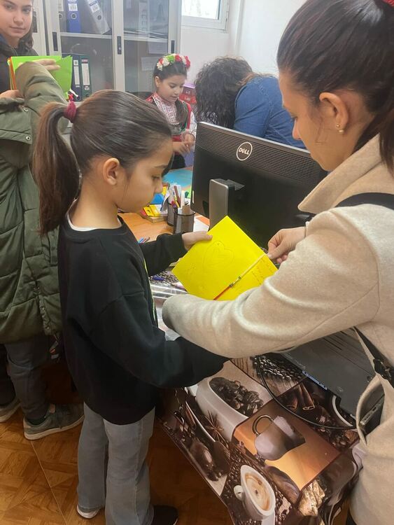 Деца от СУ „Васил Левски“ изненадаха хора със сетивни нарушения от Хасково на Баба Марта