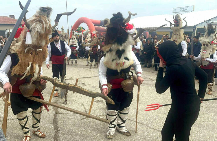 Изиграха уникалното ляво хоро за Кукеровден в Ивайловград