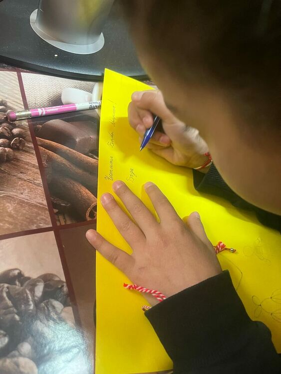 Деца от СУ „Васил Левски“ изненадаха хора със сетивни нарушения от Хасково на Баба Марта