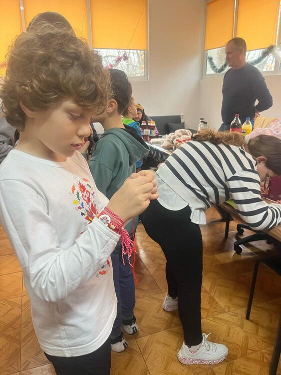 Деца от СУ „Васил Левски“ изненадаха хора със сетивни нарушения от Хасково на Баба Марта