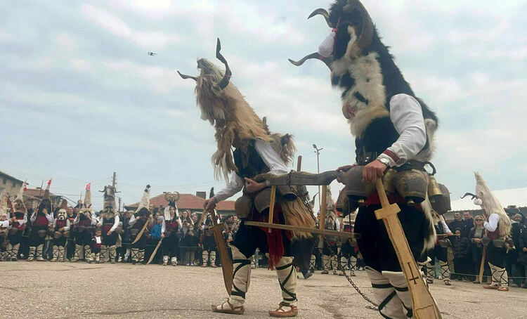 Изиграха уникалното ляво хоро за Кукеровден в Ивайловград