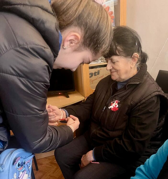 Деца от СУ „Васил Левски“ изненадаха хора със сетивни нарушения от Хасково на Баба Марта