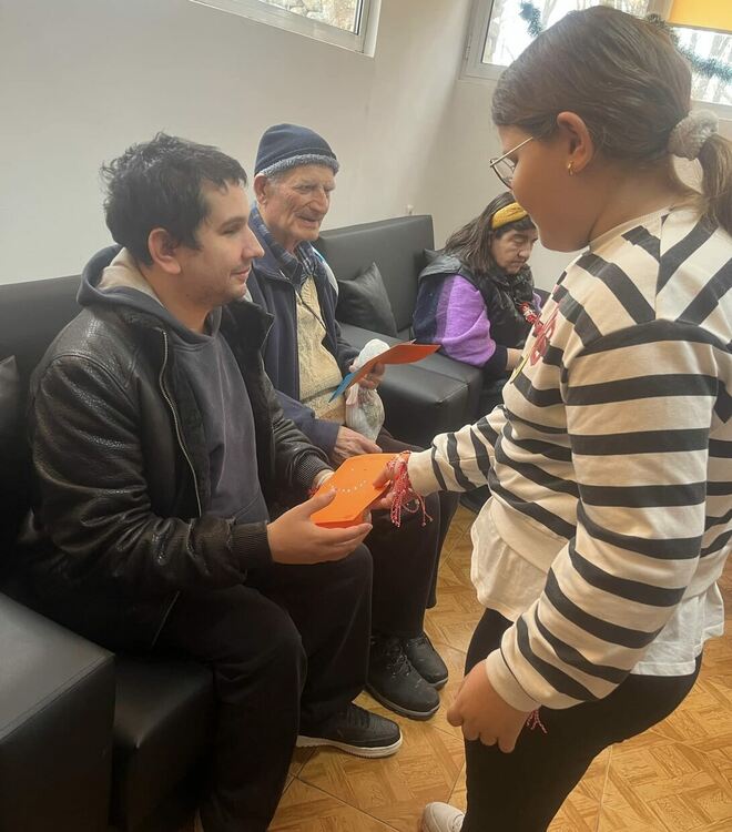 Деца от СУ „Васил Левски“ изненадаха хора със сетивни нарушения от Хасково на Баба Марта