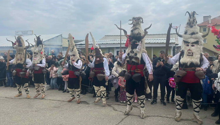 Изиграха уникалното ляво хоро за Кукеровден в Ивайловград