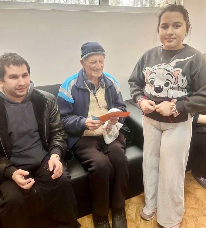 Деца от СУ „Васил Левски“ изненадаха хора със сетивни нарушения от Хасково на Баба Марта