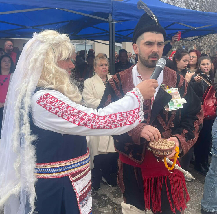 Изиграха уникалното ляво хоро за Кукеровден в Ивайловград