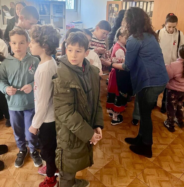 Деца от СУ „Васил Левски“ изненадаха хора със сетивни нарушения от Хасково на Баба Марта