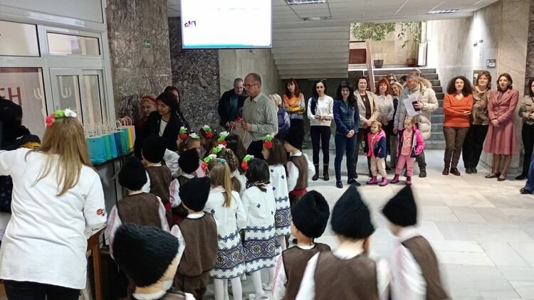 Деца от „Слънце“ донесоха мартенски поздрави в съдебната палата в Смолян