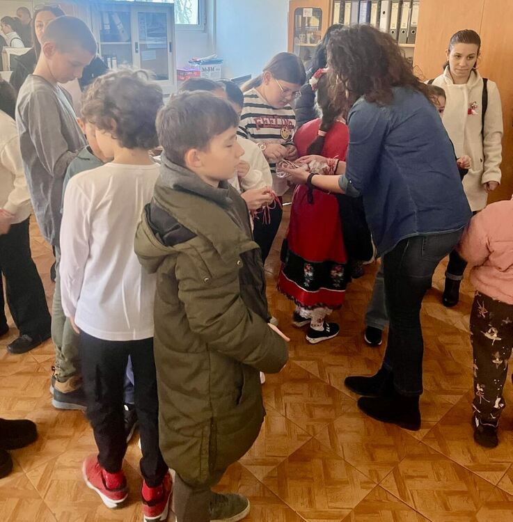 Деца от СУ „Васил Левски“ изненадаха хора със сетивни нарушения от Хасково на Баба Марта