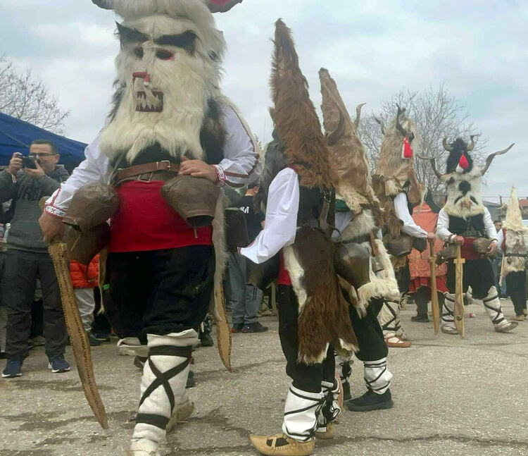 Изиграха уникалното ляво хоро за Кукеровден в Ивайловград