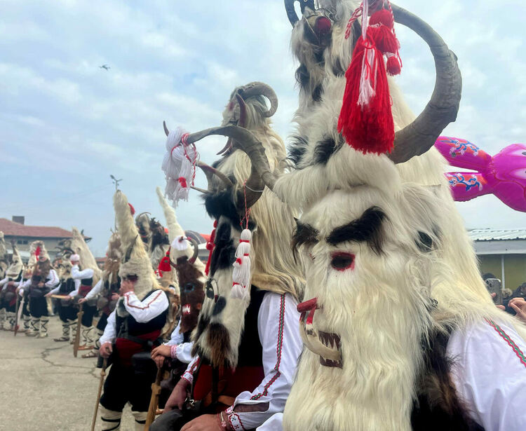 Изиграха уникалното ляво хоро за Кукеровден в Ивайловград