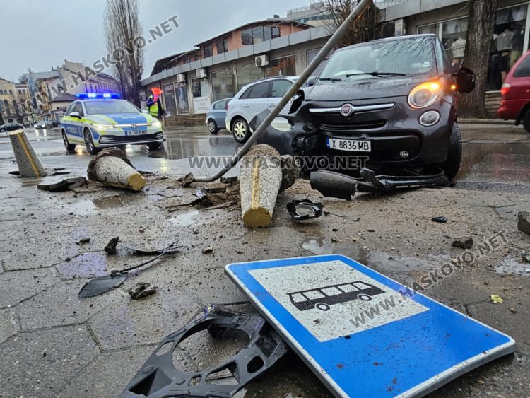 „Фиат“ връхлетя върху спирка след удар с „Ауди“