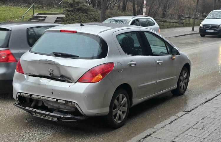  „Джип“ и „Пежо“ се удариха на бул. „Освобождение“ в Хасково