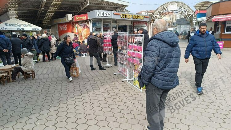 Предлагат мартеници на всяка крачка в Кърджали, сергии превзеха и Пазара на производителите
