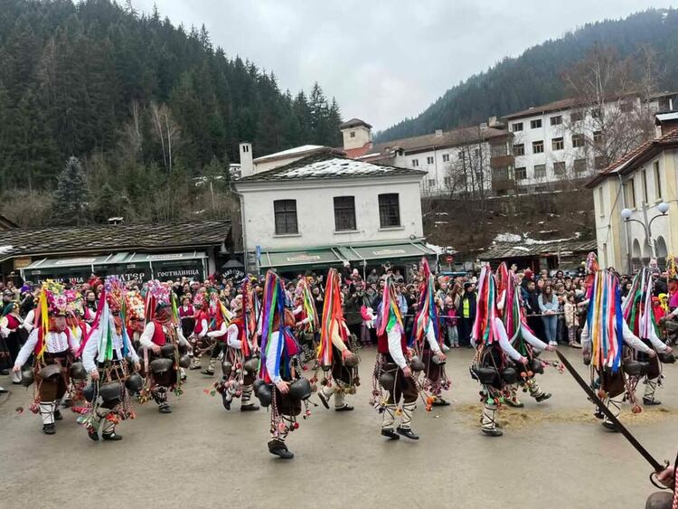 Кукери прогониха злото в Широка лъка по време на "Песпонеделник" 