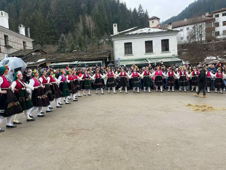 Кукери прогониха злото в Широка лъка по време на "Песпонеделник" 