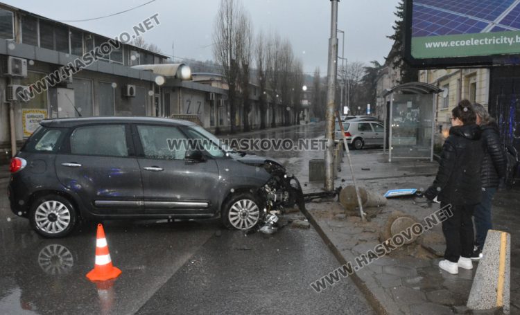 „Фиат“ връхлетя върху спирка след удар с „Ауди“