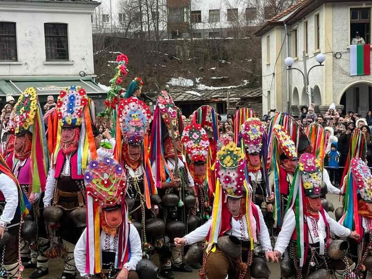 Кукери прогониха злото в Широка лъка по време на "Песпонеделник" 